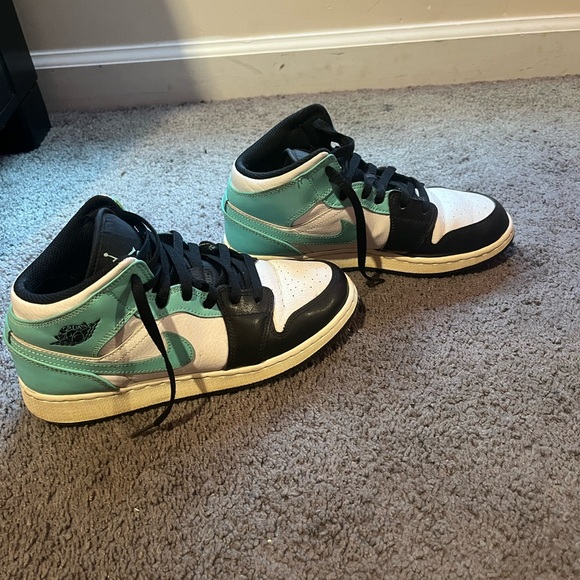 womans size 7 jordan 1 retro high og green glow - Picture 1 of 3
